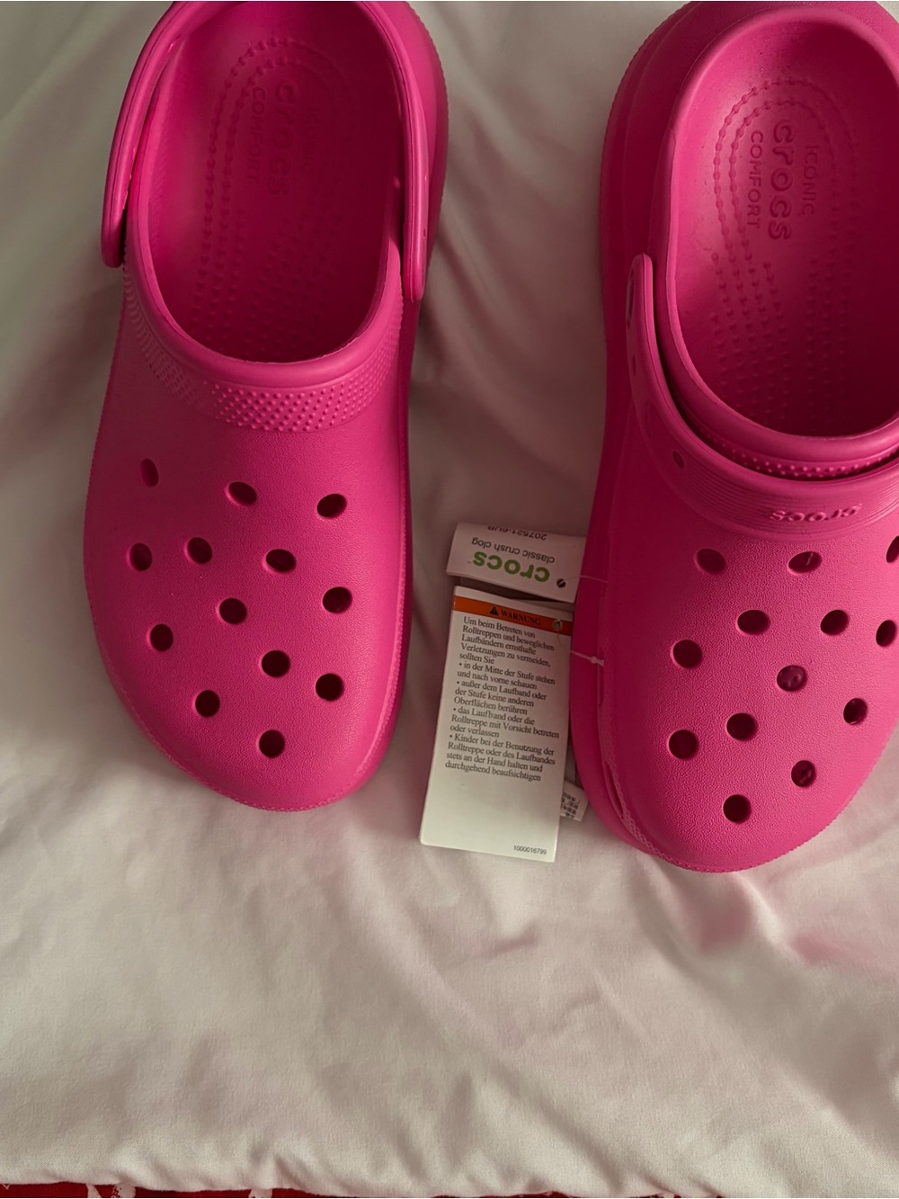 CROCS women’s Classic Clog in Bright Pink